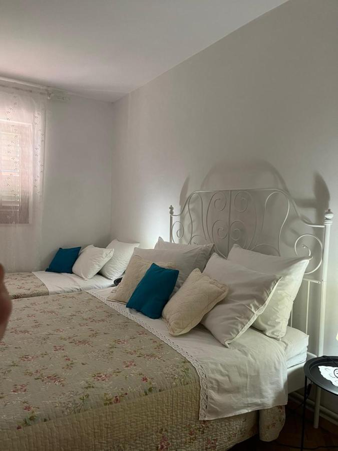 Apartment With Swimming Pool Йелса Екстериор снимка