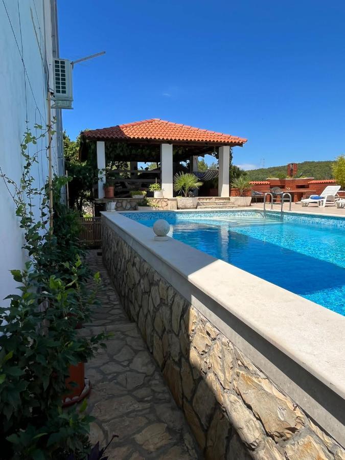 Apartment With Swimming Pool Йелса Екстериор снимка