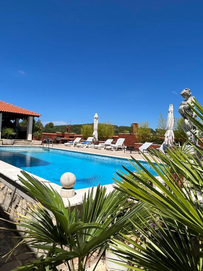 Apartment With Swimming Pool Йелса Екстериор снимка