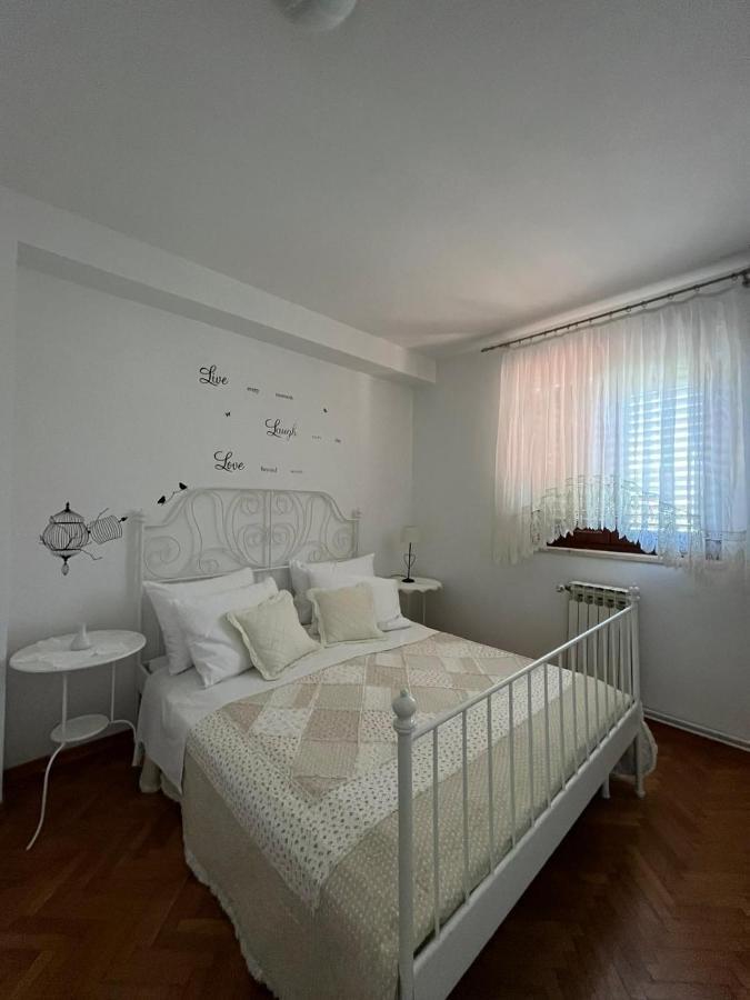 Apartment With Swimming Pool Йелса Екстериор снимка