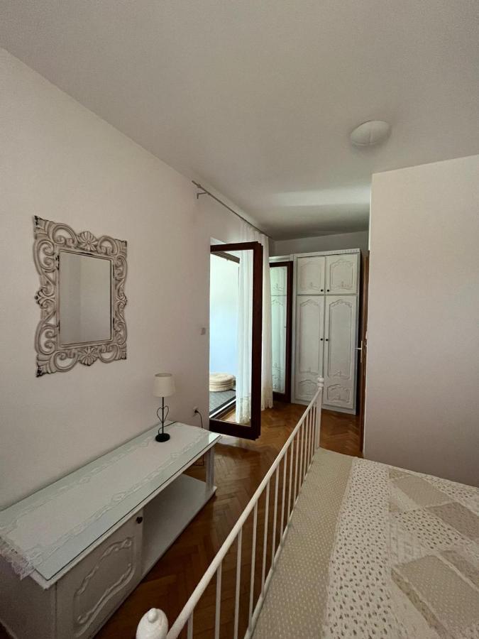 Apartment With Swimming Pool Йелса Екстериор снимка