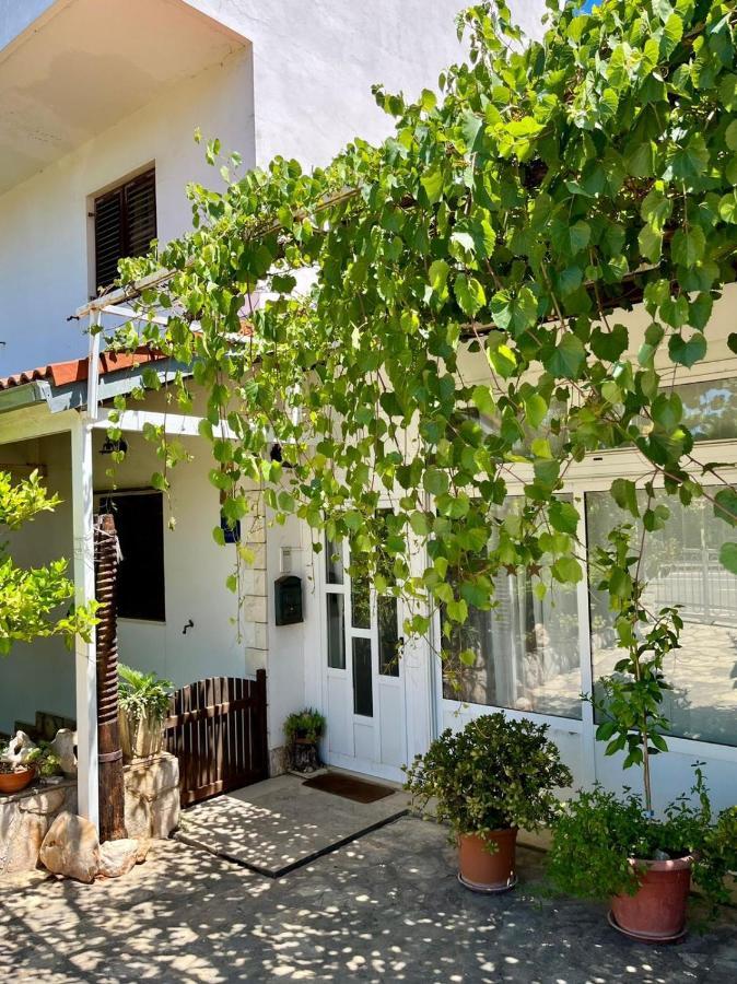 Apartment With Swimming Pool Йелса Екстериор снимка